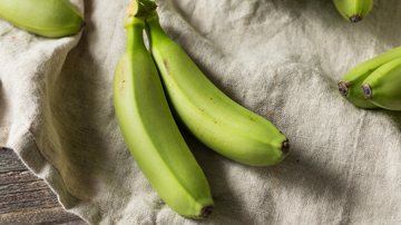 Saiba como fazer biomassa de banana verde. - Imagem: bhofack2 / iStock