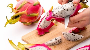 Aprenda como descascar pitaya com facilidade! - (LeoWolfert / iStock)