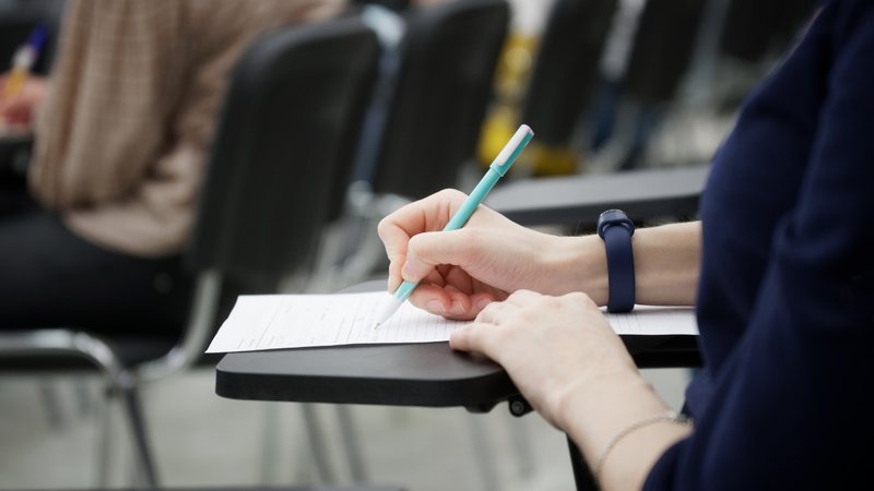 Pessoa fazendo redação dissertativa para vestibular - slexp880/iStock