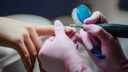 Aprenda como tirar esmalte em gel do conforto da sua casa! - Imagem: Irina Tiumentseva / iStock