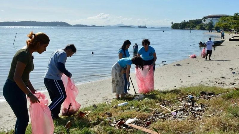 Orla sendo limpa por voluntários do projeto Orla Sem Lixo. - Imagem: Reprodução  / Instagram