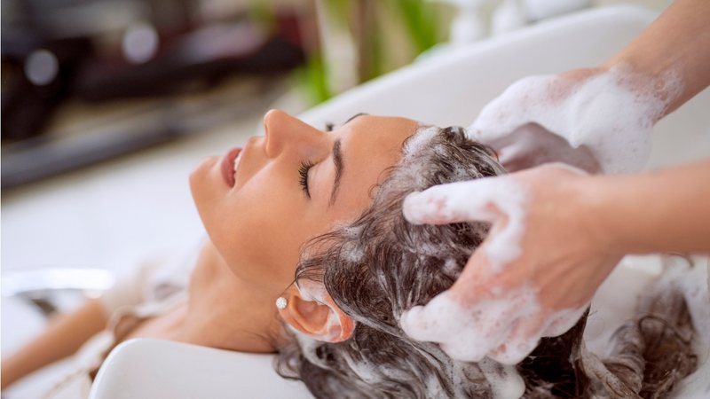 Descubra os melhores shampoos para acabar com a oleosidade do cabelo. - Imagem: Ivanko_Brnjakovic / iStock