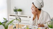 Tenha um dia relaxante e de autocuidado com esses 5 produtos para fazer spa em casa - Imagem: Lordn / iStock