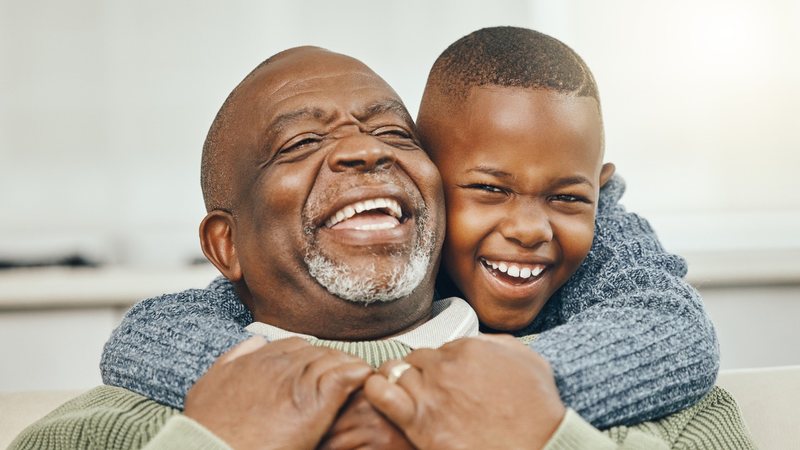 O Dia dos Pais também contempla nossos avós. - Imagem: PeopleImages/iStock