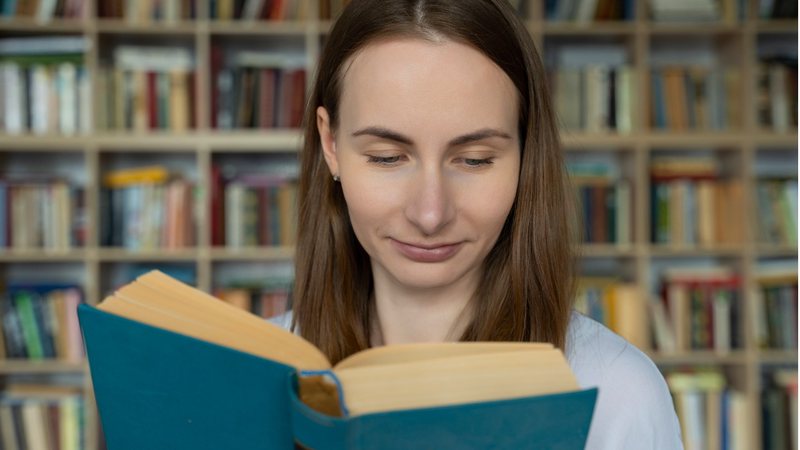 Livros de autoajuda são ótimos companheiros em momentos difíceis. - Imagem: Viktoria Korobova/iStock