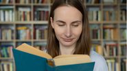 Livros de autoajuda são ótimos companheiros em momentos difíceis. - Imagem: Viktoria Korobova/iStock