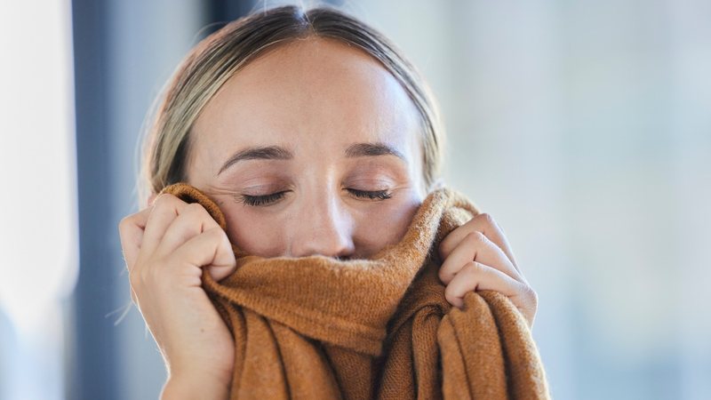 Perfumes para roupas são uma ótima opção para estar sempre com um aroma agradável. - Imagem: PeopleImages/iStock