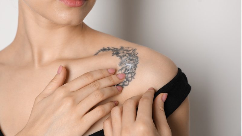 Cuidar da hidratação da tatuagem é essencial para manter a boa aparência da mesma. - Imagem: Liudmila Chernetska / iStock