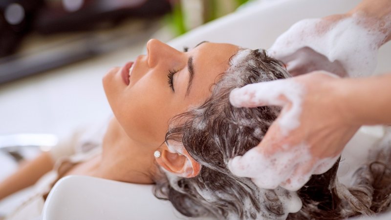 Nos últimos tempos, os shampoos detox têm ganho maior projeção no mundo da beleza. - Imagem: Ivanko_Brnjakovic/iStock