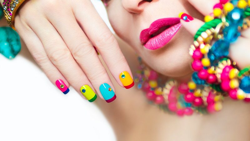 Essas inspirações de unhas podem te ajudar a se preparar para o seu grande festival! - (Imagem: marigo20 / iStock)