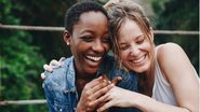 Essas cantadas podem ajudar você a mostrar seu afeto pelas suas amigas e se divertir! - (Imagem: rawpixel / iStock)