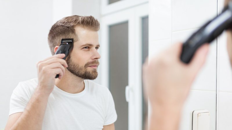 A máquina de cabelo é um item fundamental para aparência. - Imagem: And-One/iStock