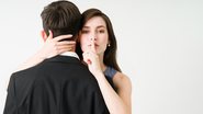 Se você lida com muitas pessoas falsas, precisa conferir essas frases que listamos! - (Imagem: Antonio_Diaz / iStock)