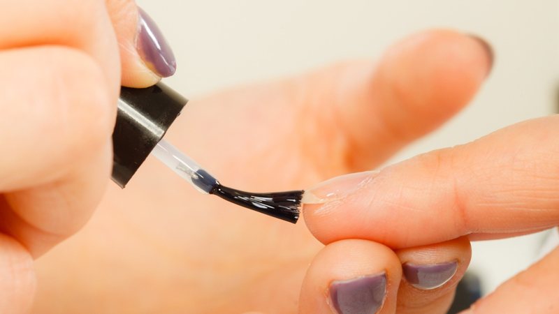 A base e o top coat são dois itens fundamentais para beleza. - Imagem: Anetlanda/iStock