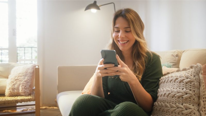 Piadas são uma ótima ferramenta para relaxar e se divertir. - Imagem: Gorodenkoff/iStock