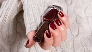 Unhas vinho decoradas são perfeitas para esbanjar beleza e sofisticação. - Imagem: Emilija Randjelovic/iStock