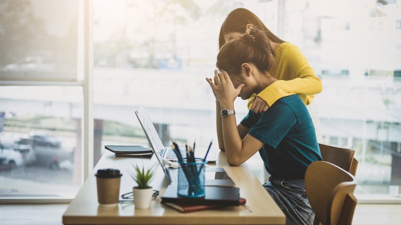 O Burnout começa no trabalho e afeta diretamente a vida pessoal. - Imagem: Wasan Tita/iStock