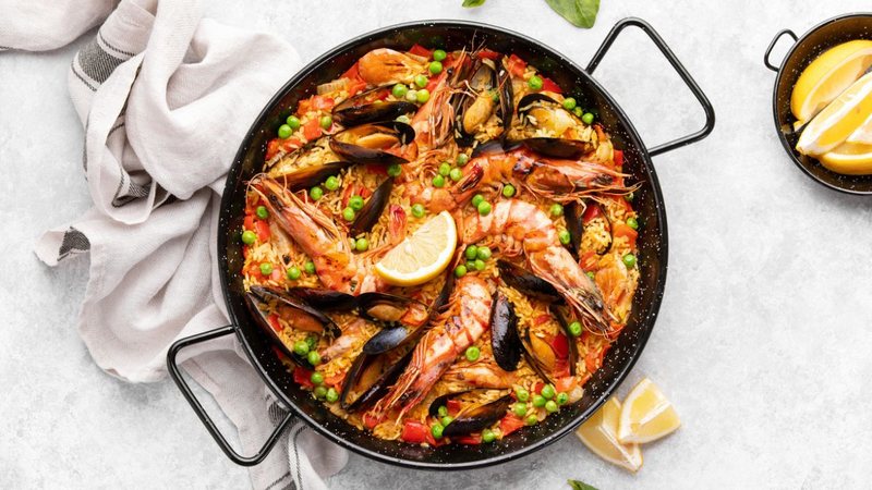 A paella é um prato clássico do país. - imagem: fortyforks/iStock