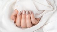 Os esmaltes nude são uma ótima opção para quem busca um visual discreto e elegante. - (Imagem: Mariia Kokorina / iStock)