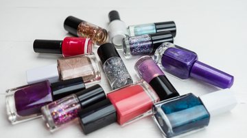 Essas cores de esmalte podem proporcionar ainda mais personalidade para sua nail art. - (Imagem: vladispas / iStock)