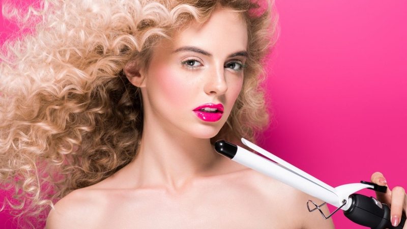 A Taiff possui modelos de babyliss que podem ajudar você a deixar os seus cabelos definidos sem perder tempo! - (Imagem: LightfieldStudios / iStock)