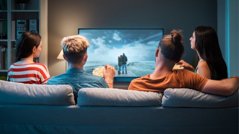 Nada mais aconchegante do que assistir televisão! - Imagem: Demaerre/iStock