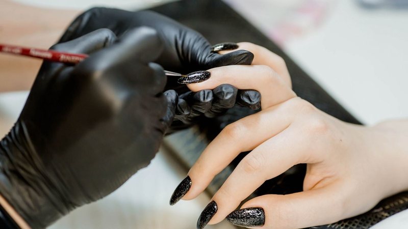 Aprenda a fazer as unhas em gel mais estilosas e bem acabadas. - Julia Klueva/ iStock