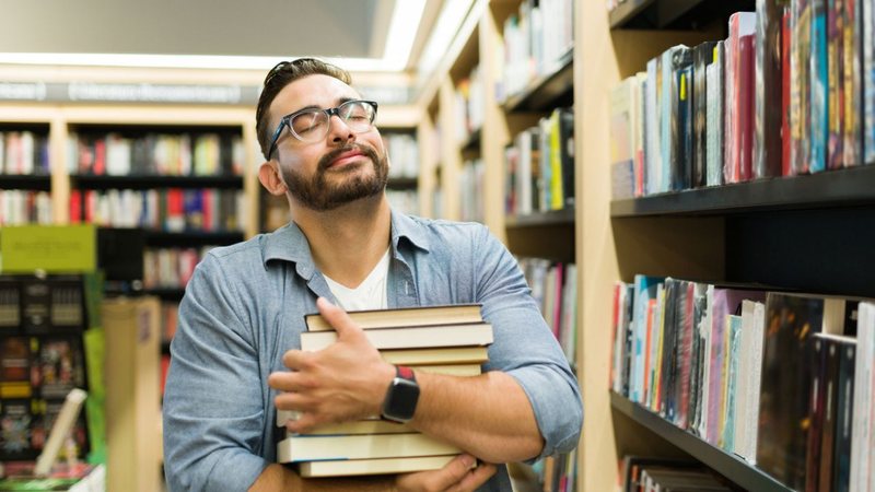 Abrace essa oportunidade de comprar livros de romance com preços incríveis. - Antonio_Diaz/ iStock