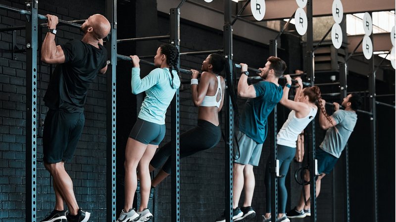 O crossfit pode promover diversos benefícios para a saúde. - PeopleImages / istock