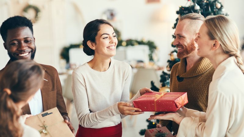 O amigo-secreto é uma cerimônia comum no fim de ano. - Imagem: SeventyFour/iStock