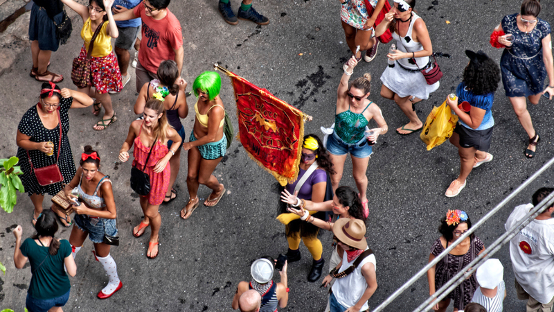 Confira formas de conseguir ganhar dinheiro no Carnaval enquanto curte. - RebecaMello / istock