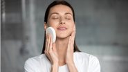 Confira opções de esponjas de limpeza facial. - fizkes / istock