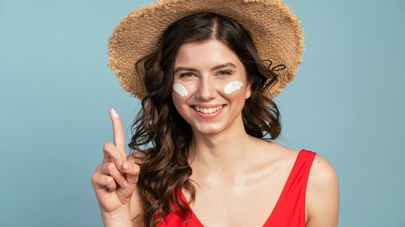 Veja se os filtros solares impactam a produção da vitamina do sol! - Imagem: ISvyatkovsky / iStock