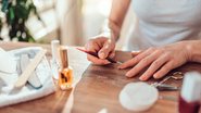 Esses itens são indispensáveis para você fazer as unhas sozinha. - (Kerkez / iStock)