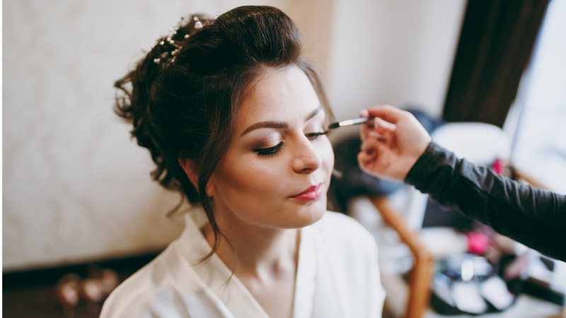 Essas dicas de maquiagem para casamento vão ajudar você a ficar bonita durante a festa toda. - (ViDi Studio / iStock)