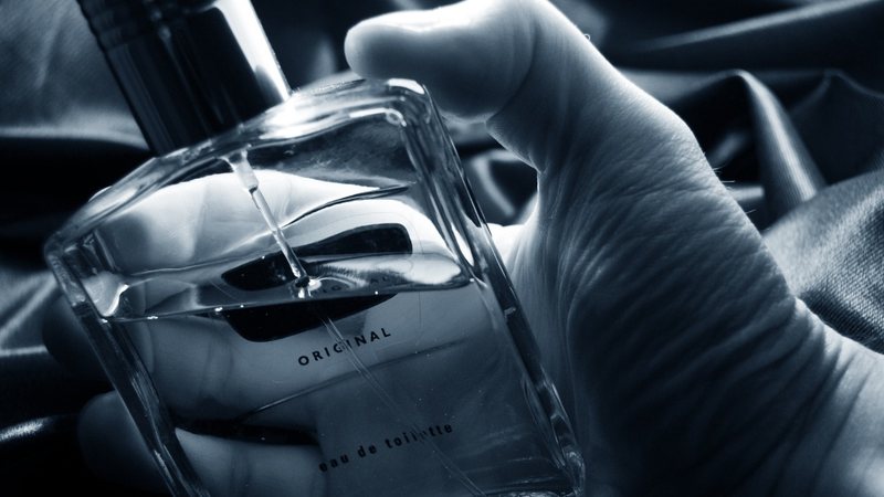 Perfumes masculinos para exalar aroma de riqueza e conquistar diversos olhares. - miluxian / istock