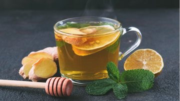 Entenda os benefícios do chá de limão e gengibre para a sua garganta. - Fascinadora / istock