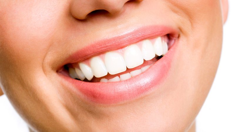 Entenda os perigos de aplicar nos dentes esmaltes desenvolvidos para as unhas. - Chagin / istock