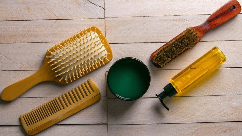 Confira se a escova que você tem em casa é a correta para seu cabelo. - Vasyl Faievych/ iStock