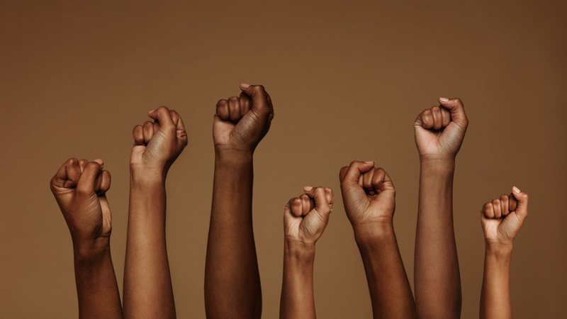 Saiba quais frases podem ajudar na luta contra o racismo. - jacoblund/ iStock