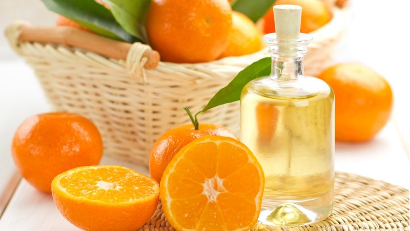 Veja uma lista com perfumes de notas frutais. - YelenaYemchuk / istock