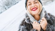 Confira as cores de batom que vão deixar qualquer look de frio ainda mais lindo. - Aja Koska / istock