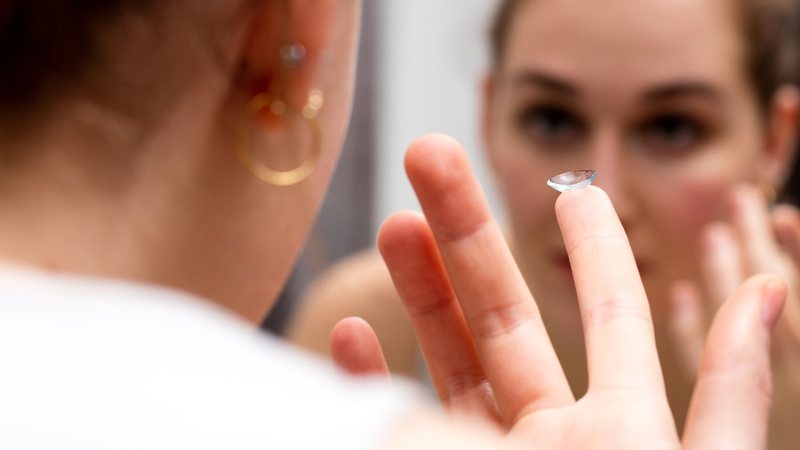 Os cuidados certos com as lentes de contato preservam a saúde dos olhos e geram uma experiência de uso mais confortável. - Studio Grand Web / istock