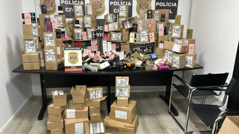 Polícia encontrou uma fábrica de perfumes falsificados e realizou apreensões. - Divulgação / Polícia Civil