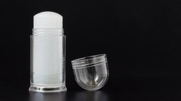 O desodorante mineral também é conhecido como "desodorante cristal" e é um bom aliado para quem deseja produtos mais naturais. - anamariategzes / istock