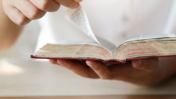 A Bíblia oferece mensagens lindas para quem gosta de frases inspiradoras para colocar no perfil. - krisanapong detraphiphat/ iStock