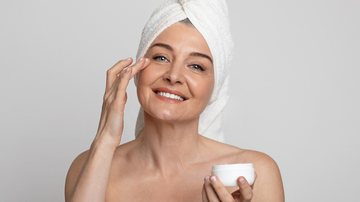 O hidratante facial pode prevenir o envelhecimento da pele e deixa um aspecto mais harmônico. - Prostock-Studio / istock