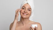 O hidratante facial pode prevenir o envelhecimento da pele e deixa um aspecto mais harmônico. - Prostock-Studio / istock