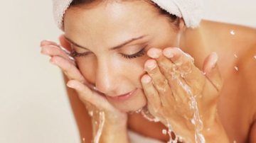 A água é um dos ingredientes mais importantes na hora de fazer o skincare. - reprodução/ Natural Beauty