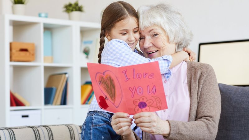 Escolher bons presentes para seus avós é uma boa forma de demonstrar seus sentimentos por eles. - SeventyFour / istock